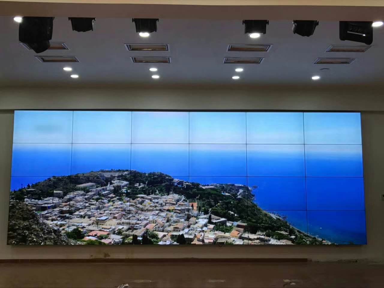 當你遇到需要移動液晶拼接屏幕時，你必須移動來做到這一點